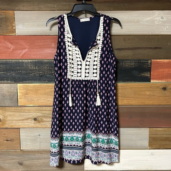 Boho Chic Sleeveless Dress with Lace Detail - Picture 1 of 3